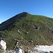 Von einer Vorkuppe ist das Gipfelkreuz des Hochalpenkopfes in greifbare Nähe gerückt.