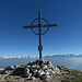 Mit dem Hochalpenkopf ist das erste Ziel des heutigen Tages erreicht; links des Gipfelkreuzes die Zillertaler Berge, rechts die Rieserfernergruppe.