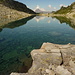 Der Piz de Groven spiegelt sich auf der kristallklaren Oberfläche des Laghet de Lughezzasca