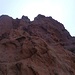 Auf der Westseite gibt es wunderbar rotbraunen Fels und Tafoni