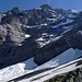 Jungfraumassiv mit dem berüchtigten Graben der Silberllouwena, der vom Hochfirn in direkter Linie ins Tal abfällt. Weiter unten gibt es ensprechend mächtige Lawinenkegel zu bewundern.