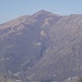 Il Monte Cornizzolo fotografato dal Monte Barro (via n°1 nella relazione). Ben visibile il complesso romanico di San Pietro al Monte a mezza quota, e il rifugio Sec più in alto.