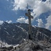Das Gipfelkreuz vor der gewaltigen Ostwand