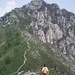 Un' escursionista esperta si dirige verso la vetta del Monte Barro (via n°2).