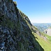 Auf guten Grastritten etwa 20 Meter in die Nordflanke...