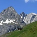Wiwannihorn als imposante Kulisse vor der Rämi-Hütte