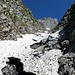 Die Rinne ist mit Trümmern gefüllt und normalerweise einfach begehbar. Mit so viel löchrigem Schnee ist das allerdings weniger lustig. Trotz aller Vorsicht breche ich weiter oben mitsamt der Schneebrücke ein und lande im Bach.