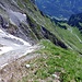 "Da wo sich die Rinne öffnet, steigt man links auf den Grat."<br />Blick vom Grat zurück auf die sich öffnende Rinne.