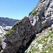 Sieht schwieriger aus als es ist: Die 5m Kletterstelle hinunter in den Kamin ist maximal im 2. Grad.<br />Oben beim Einstieg der neue Steinmann. 