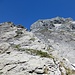 Zwischendurch geht es auch mal über den splitterigen Kalk der Zementsteinschichten. Das ist etwas mühsam, aber gerade die Gesteinswechsel machen den landschaftlichen Reiz der Gegend aus.