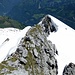 Blick vom Wissgandstock Westgipfel auf den etwas tieferen Ostgipfel. Bei der Wächte in der Mitte steigt man normalerweise von Norden hoch. Das geht heute gar nicht.