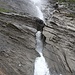 Der riesige Wasserfall ergiesst sich stiebend aus der oberen Schwemmebene Plaun Segnas Sura