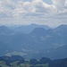 Von der Aschentaler Wand: Vorne Brünnstein und Traithen, ganz hinten - nah und doch so fern - das Karwendel