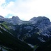 Blick auf das Tagesziel links, daneben Unbenannter Gipfel P. 2526, Moserkar- und Kühkarlspitze