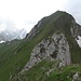 Der Schlussaufstieg zum Hauptgipfel ist weglos und wird daher eher wenig unternommen. Die alpine Route leitet hier links unterhalb des Gipfelaufbaus vorbei. Der Weg ist hier gut erkennbar.