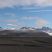 Bei Skaftafell - Ausblick über einen Teil der Schwemmlandebene Skeiðarársandur: Über den unteren Teil des Geländerückens, Skaftafellsheiði, wird gleich unsere Wanderung führen. Weiter hinten sind Kristínartindar (1.126 m), Skarðatindur (1.385 m, rechts) und der Skaftafellsjökull zu sehen.