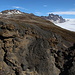 Unterwegs bei Skaftafell - Aussicht an den Abbrüchen bei Sjónarnípa: Entlang des Bergrückens geht der Blick in Richtung Kristínartindar. Rechts ist der Skarðatindur (1.385 m) und der obere Teil der Gletscherzunge Skaftafellsjökull zu sehen.