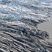 Unterwegs bei Skaftafell - Tiefblick bei Sjónarnípa zur Gletscherzunge Skaftafellsjökull, die in einen kleinen See übergeht.