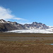 Bei Skaftafell - Ausblick über den Skaftafellsjökull zu Skarðatindur (1.385 m, hinten) und Kristínartindar (1.126 m, links).