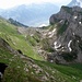 Blick zur Alp Dejen runter. Der Dejenstock hat heute von mehreren Wanderern Besuch bekommen