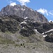 Der untere Teil der Barrhörner. Die Gipfel selbst sind nicht sichtbar. Am rechten Bildrand sieht man die Turtmannhütte.