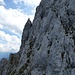 Rückblick in das steile Schrofengelände, das es nach der Scharte zur Regalpspitze zu meistern gilt (ist aber nicht ganz so steil wie es hier wirkt)