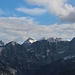 Die Karwendelprominenz kommt raus. Etwas links der Mitte die Birkkarspitze, rechts davon die drei Gipfel der Ödkarspitzen und links die Königin des Karwendels, die schwer besteigbare Kaltwasserkarspitze.
