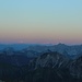 Im Karwendel ist das Licht bereits ausgegangen, jetzt leuchten nur noch die 3000er in den Zillertaler Alpen und den Hohen Tauern. Links der Mitte der Großvenediger.