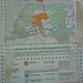 Ein Infoschild kündet vom Wegegebot im Naturschutzgebiet. Offenbar haben sich schon recht viele Leute darüber geärgert - das Schild war völlig demoliert und aus seiner massiven Verankerung gerissen. Den Ärger finde ich angesichts diverser Forstautobahnen, offenbar geduldeter Überweidung sowie Politikeranwesen verständlich, Vandalismus hingegen nicht.
