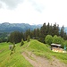 Über die wenige Meter unterhalb des Gipfels gelegene Hochälpelehütte schweift der Blick nach Süden zum zentralen Bregenzerwald