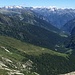Gli estesi pascoli italiani della Val Cravariola e la svizzera Valle di Campo. Qui il confine passa in fondovalle...