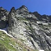 Le pareti che incombono sui pascoli dell'Alpe Forno