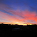 Vor dem Start zuhause (Küchenfenster) beim Aufstehen: Morgenrot. Na ja, der Kran passt nicht ins idyllische Bild. Aber ziemlich genau hinter seinem senkrechten Teil befindet sich das heutige Tagesziel, die Hohe Kugel.
