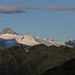 Über dem Penken sieht man hier in das Sommerschigebiet des Zillertaler Gletschers, darüber der Oplerer.