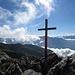 Der "Gipfel" ist durch ein Kreuz geschmückt.