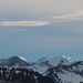 Weitblick vom First (1646 müM) nach Südosten. Nach langer Analyse und dank [http://www.hikr.org/gallery/photo90196.html?piz_id=1622 diesem Foto] von [u Alpin_Rise] konnte ich die weit entfernten Gipfel identifizieren: das dreigipflige Fluchthorn.