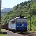 Ein schwerer gemischter ČDC-Güterzug mit zwei Mehrsystemloks der Reihe 363 kommt zu einem außerplanmäßigen Halt.