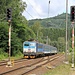 Der Schnellzug R 607 "Salubia" gezogen von einer Mehrsystemlok Reihe 362 sprintet leicht verspätet durch den Bahnhof. 