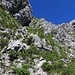 Durch grasdursetztes Gelände steigt man aus der Südflanke zum Ostgrat hinauf. Die Steilpassage war definitiv der schönste Teil der alpinen Wanderung auf die Gummfluh.