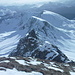 Unser Abstiegsweg, der verschneite Gehrengrat, vom Pfaffeneck aus gesehen; Links hinten ist die steile Schneeflanke zu sehen, über die unserer späterer Abstiegsweg führte