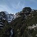 steiles Blockgelände an der Kramerspitze, links ist das Gipfelkreuz erkennbar