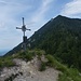 Hübsch mit hingebundenen Latschenzweigen: das Gipfelkreuz des Rötlwandkopfs