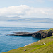 Südküste der Insel Nólsoy mit Blick auf die Insel Sandoy.