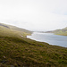 Rechts der See Sørvágsvatn, mittig ist der Bøsdalafossur und rechts ist die von uns aufgesuchte Felsspalte zu sehen. 