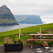 Start in der Ortschaft Viðareiði mit interessanten Sitzbankdetails.