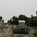 Gipfelbuchbehälter auf der Helwangspitz. Das erste Gipfelbuch hat 15 Jahre bis im Dezember 2015 gehalten. 

Im Winter ist der Zugang ab dem Sattel mittlerweile wegen Wildschutz gesperrt