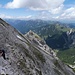Immer wieder kurze, meist unschwierige Kletterstellen am Grat (I-II).