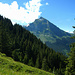 Der formschöne Fronalpstock als Wegbegleiter