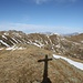 Veduta dalla Croce del Gazzirola verso nord. La culminazione del Monte Garzirola (2116 m) si trova più a nord; la raggiungiamo per facili dossi.