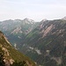 Blick in den Talschluss des Hornbachtales, rechts die auffallende Karstfläche östlich der Wilden